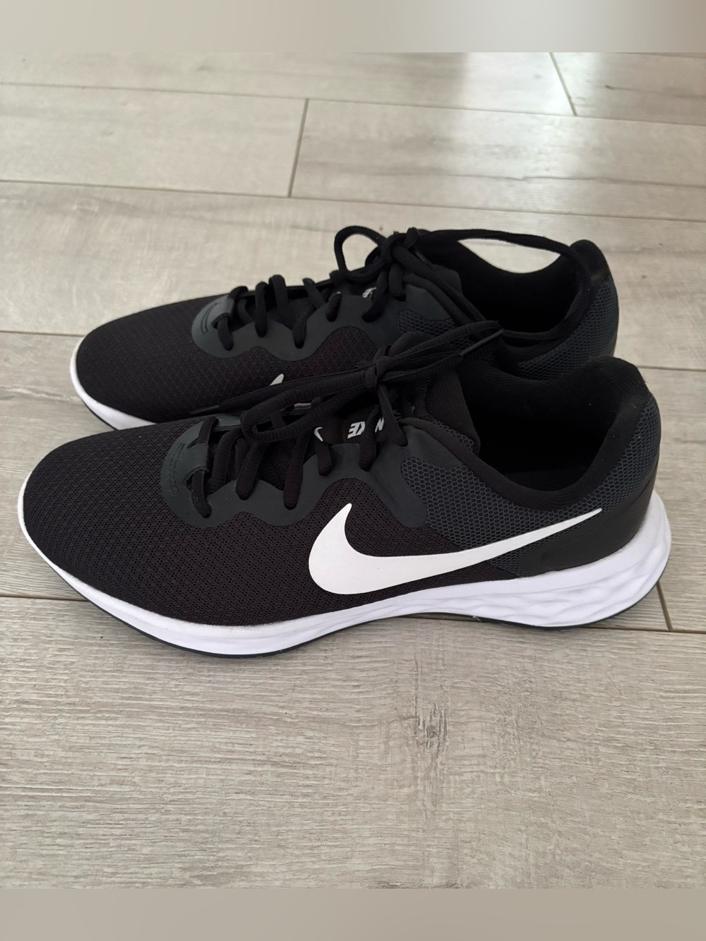 Nike Women’s Revolution 6 Black White Dc9001-003 size 9 wide